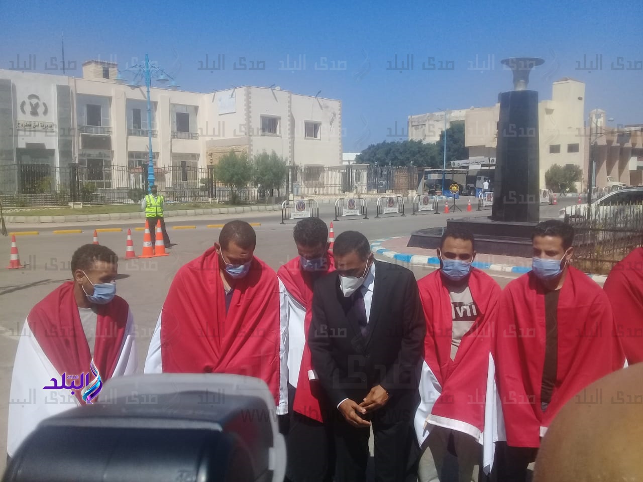 محافظ مطروح يستقبل 6 من المصريين اختطفوا في ليبيا 