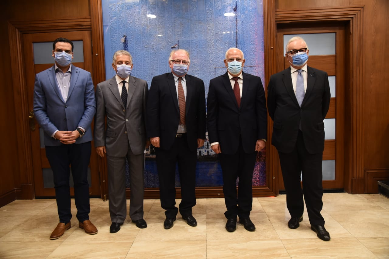 خلال استقباله السفير ..محافظ بورسعيد يتابع تطوير البيت 