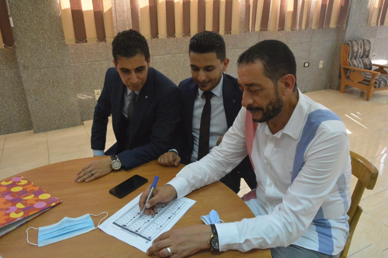 العليا للانتخابات ببورسعيد تتلقي أوراق الراغبين للترشح 