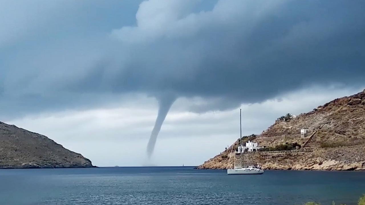 إعصار نادر يتجه نحو جزر اليونان