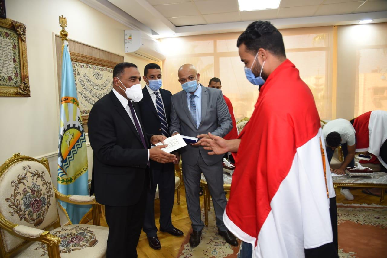 محافظ مطروح يستقبل المصريين العائدين من ليبيا 