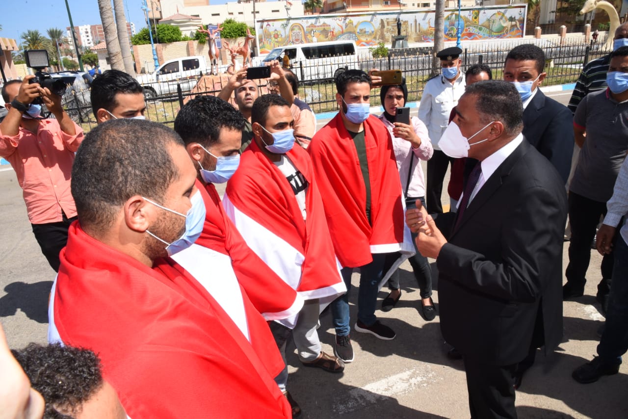 محافظ مطروح يفاجئ المصريين المختطفين في ليبيا بعد تحريرهم