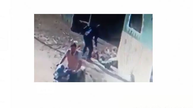 ضرب شاب ببلطة 