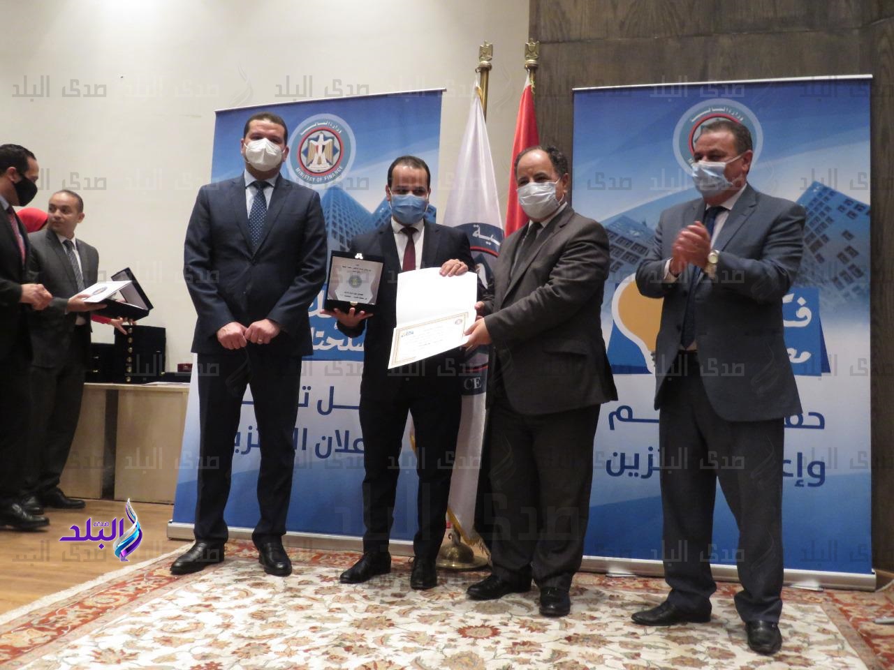 وزير المالية يكرم المهندس إبراهيم رمضان  وزير المالية يكرم المهندس إبراهيم رمضان