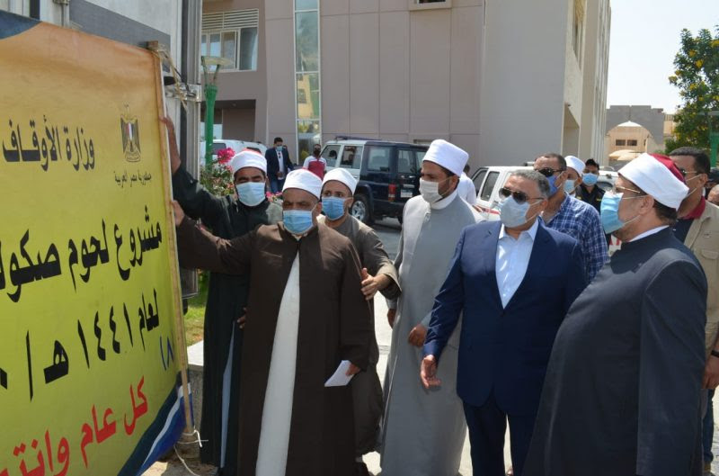 وزير الأوقاف ومحافظ البحر الأحمر يشهدان توزيع لحوم الصكوك