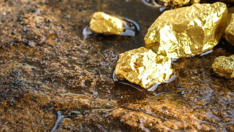 تفاصيل ضبط 1.5 طن أحجار تحتوي على ذهب خام في البحر الأحمر