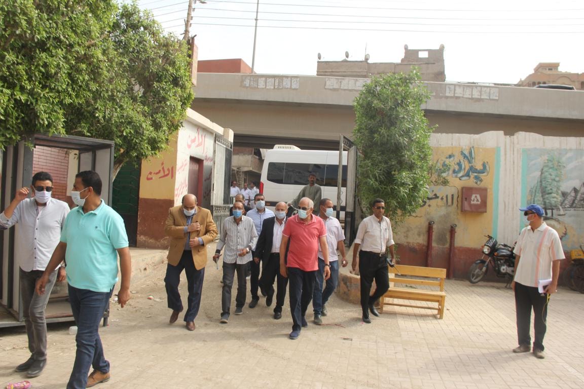 محافظ الجيزة يتابع عملية تقديم طلبات التصالح