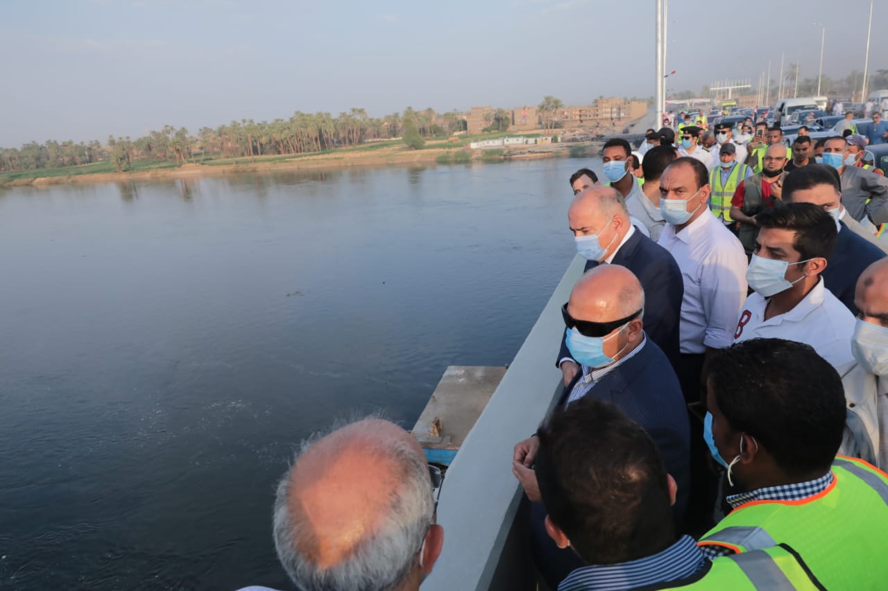وزير النقل يتفقد محور قوص 
