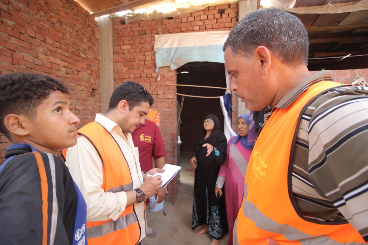 مؤسسة أبو العينين تجري معاينات تركيب أسقف لمنازل بين البحرين