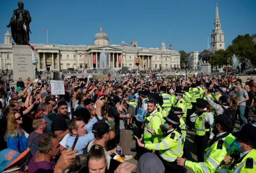 صدامات بين الشرطة البريطانية ومحتجين ضد الإغلاق