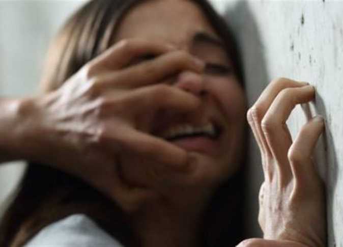رجل يتعدى على أطفاله 