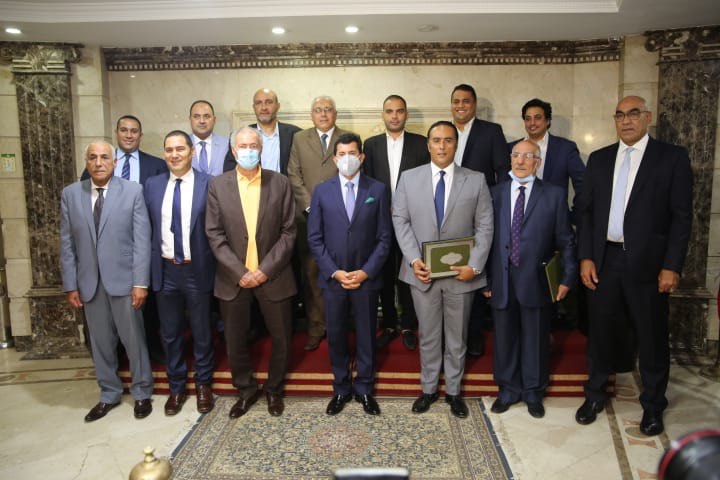 وزير الرياضة يكرم منظمي حفل قرعة مونديال اليد