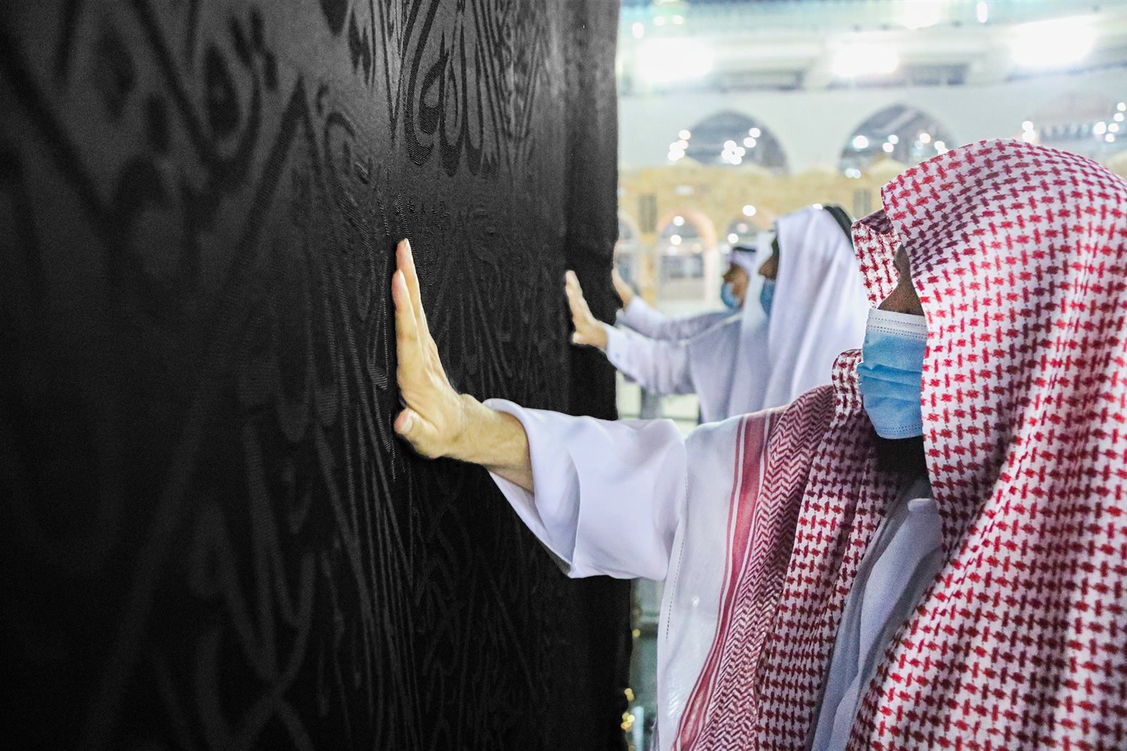 تطييب كسوة الكعبة 