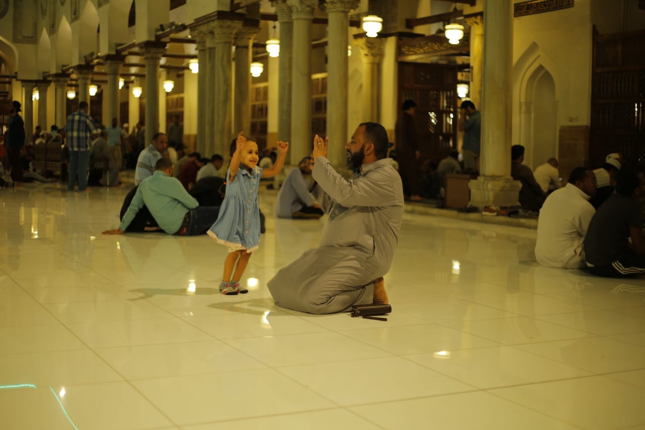 ما هي حقوق الابن على والده.. باحث بالأزهر يرد