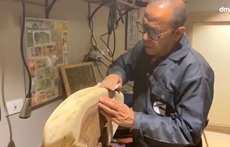 أشرف عبد الباقي في ورشته بمنزلة 