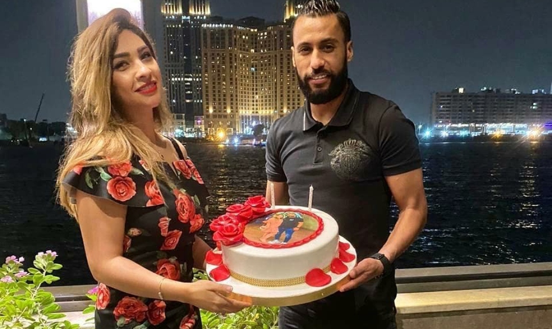 حسام عاشور وزوجته