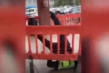 سقوط  حارس أمن في متجر سينسبري ببريطانيا