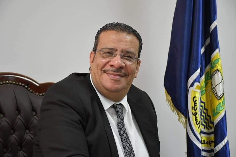  الدكتور أحمد زكى  رئيس جامعة قناة السويس