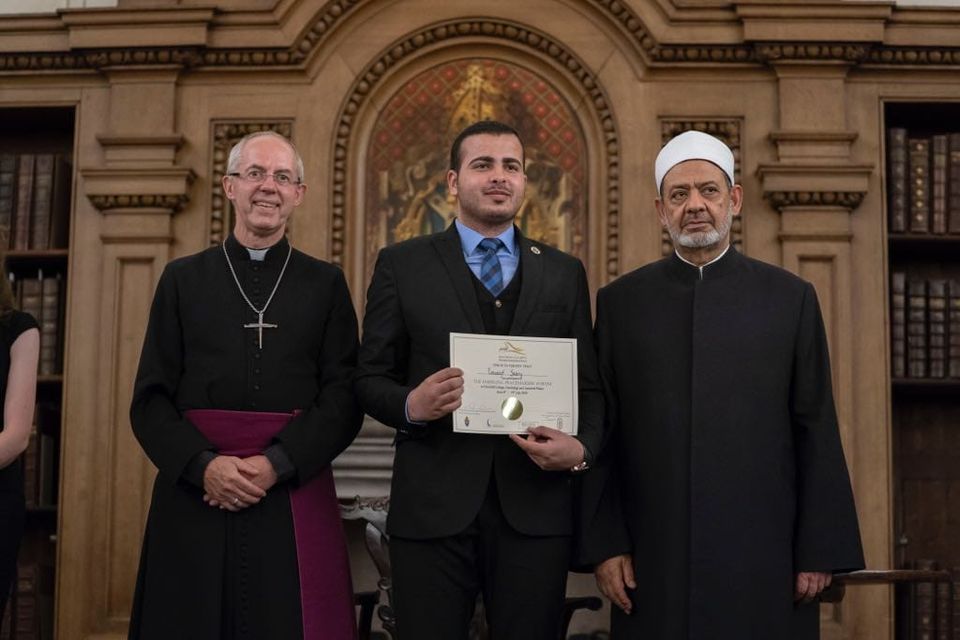 الطالب يوسف عروج يتوسط شيخ الأزهر ورئيس أسقفية كانتربري