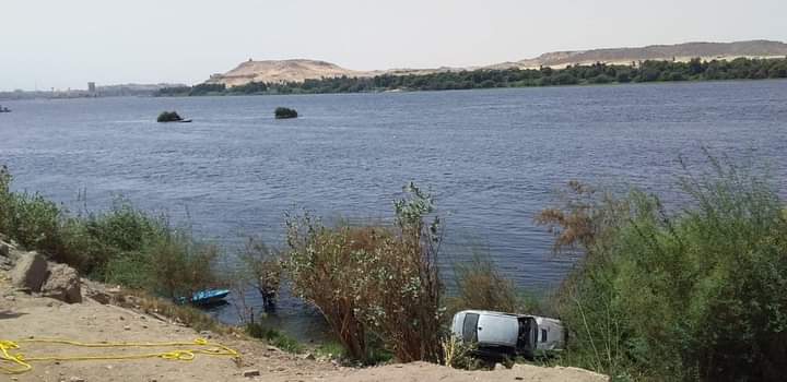 إنقاذ شابين وسيارة ملاكى باسوان بعد سقوطهم بمجرى النيل.. صور