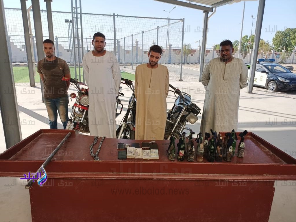 المتهمين عقب ضبطهم 