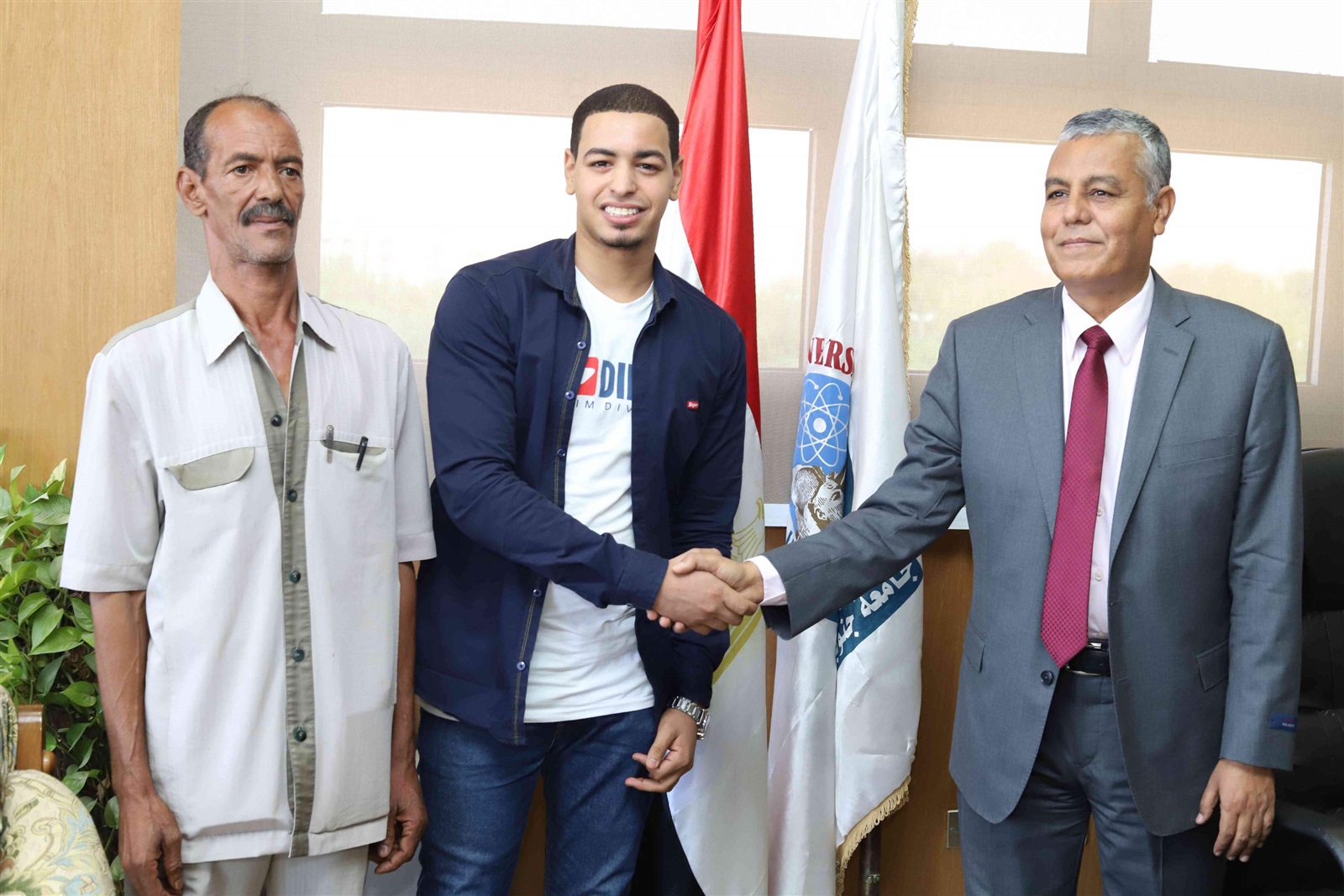 رئيس جنوب الوادي مع طالب القصب رئيس جنوب الوادي مع طالب القصب