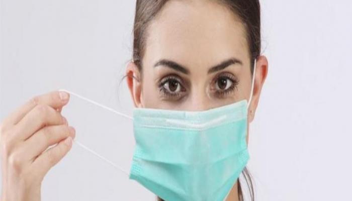 لماذا يصاب بعض الأشخاص بالتهاب الحلق بعد ارتداء الكمامة؟