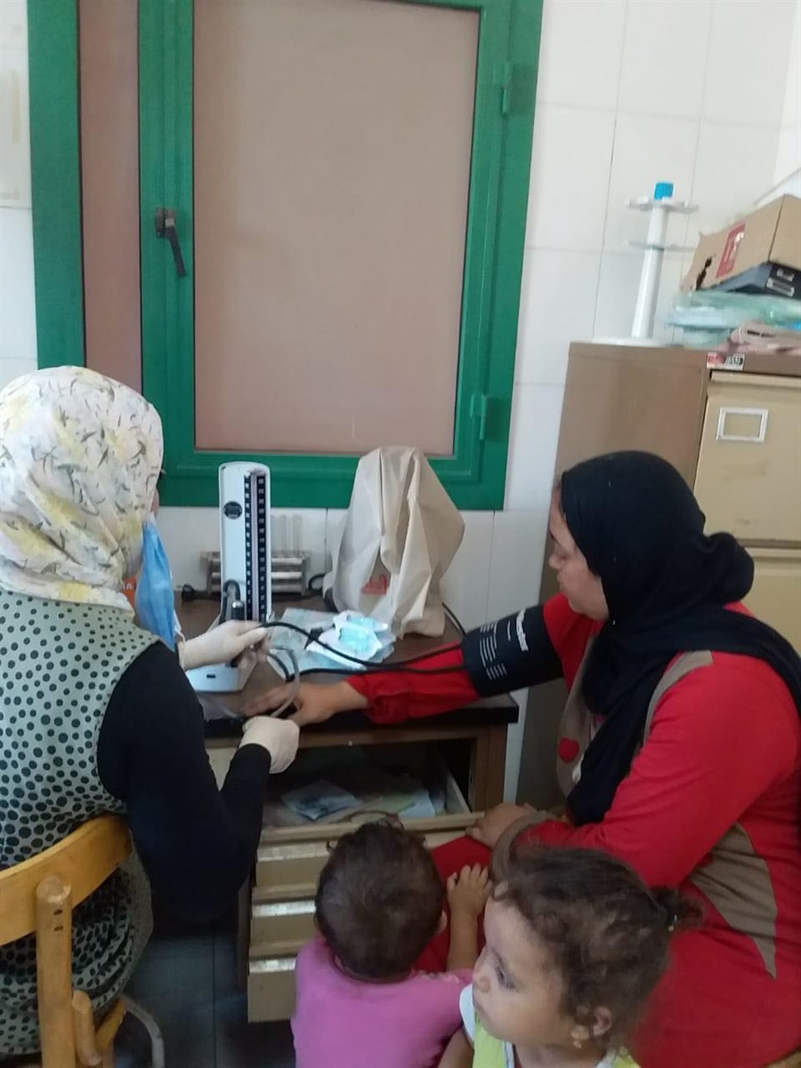 صحة المنيا تنظم قافلة طبية بقرية أسمنت