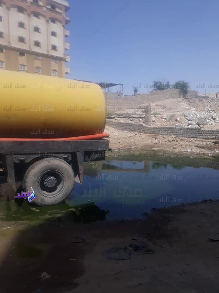 حي طرة يستجيب لـ صدى البلد ويقوم بنزح مياه أرض الجمعية