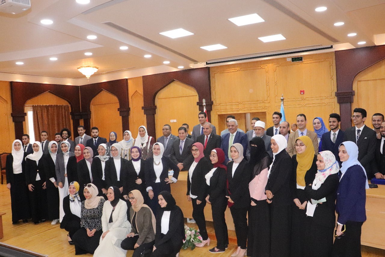 رئيس جامعة الأزهر يكرم فريق إيناكتس 