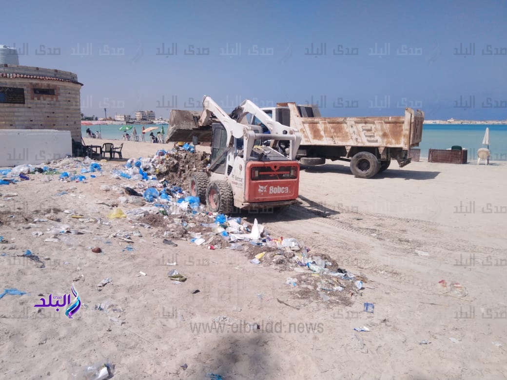 حملة مكبرة لإزالة القمامة بالشواطئ