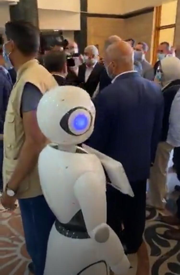 روبوت يستقبل الدكتور مصطفى مدبولى رئيس الوزراء