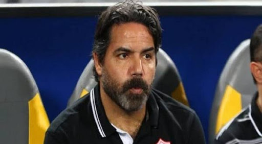 مدحت عبد الهادي مدرب الفريق الأول لكرة القدم بالنادي الزمالك