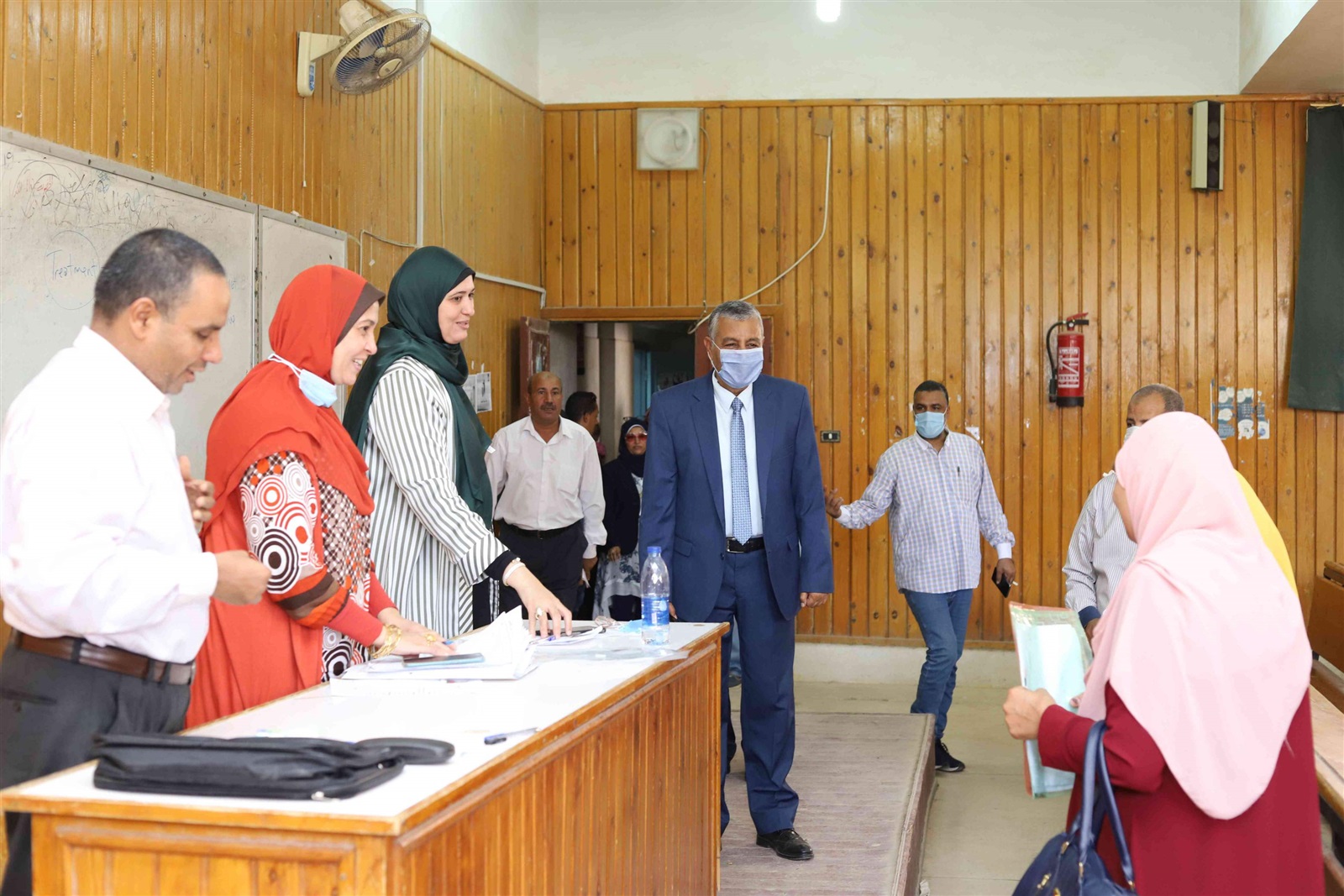 رئيس جامعة جنوب الوادي يتفقد الاختبارات الشخصية