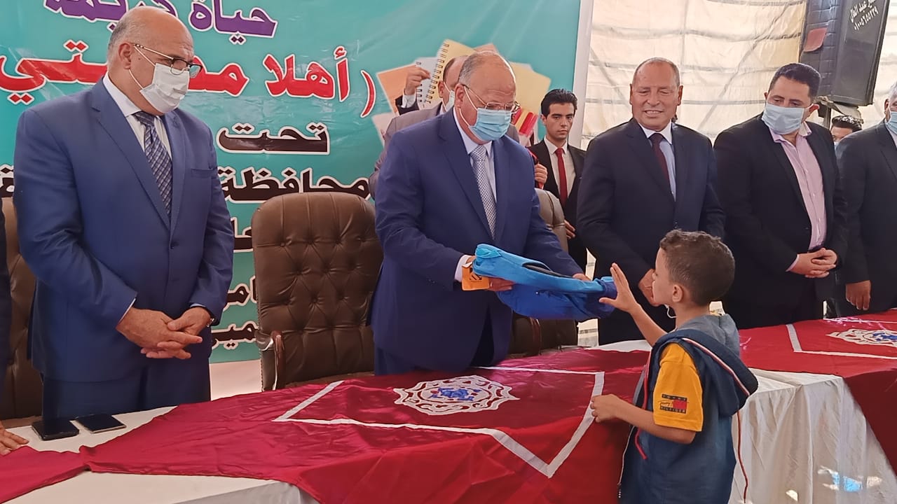 محافظ القاهرة يوزع الشنط