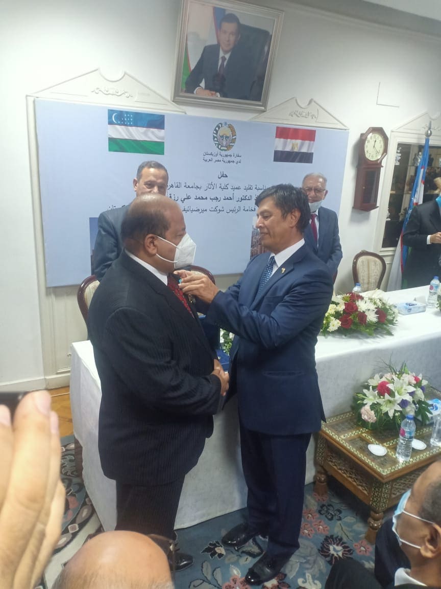 سفارة أوزبكستان تحتفل بتقليد عميد آثار القاهرة