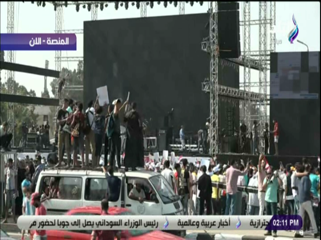 المصريين يتوافدن على المنصة للاحتفال بأكتوبر