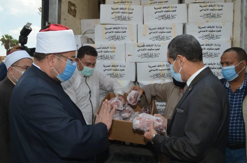 وزير الأوقاف ومحافظ الغربية يشهدان توزيع ٤ طن لحوم أضاحي