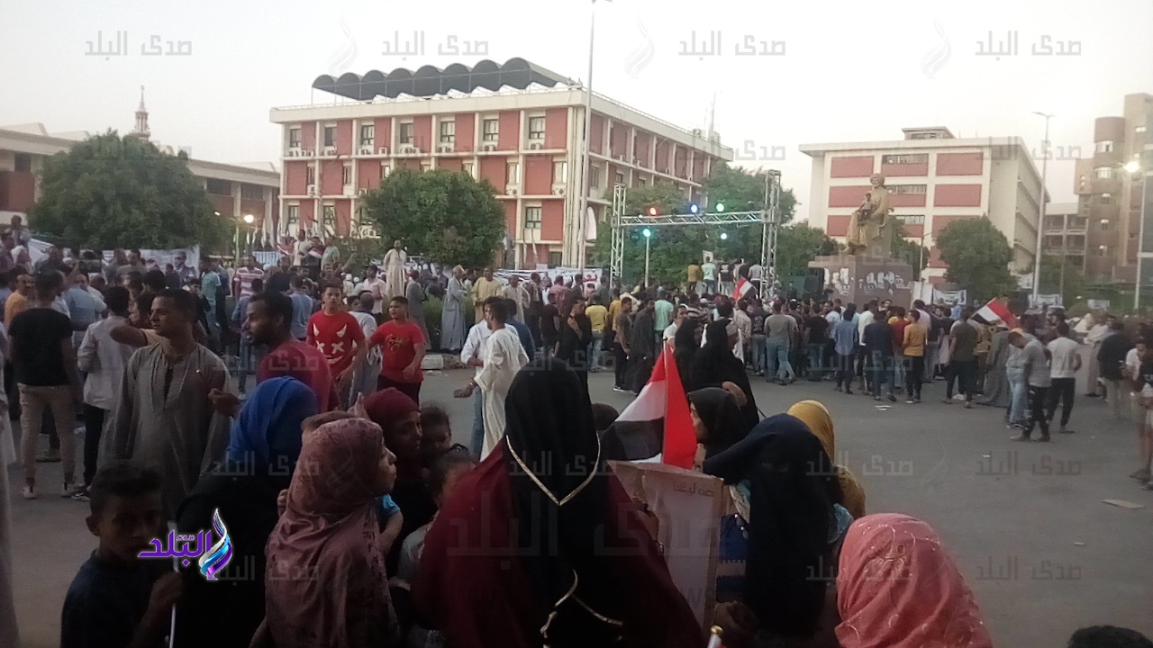 وقف احتفالية ذكرى نصر أكتوبر بسوهاج لأداء الصلاة وقف احتفالية ذكرى نصر أكتوبر بسوهاج لأداء الصلاة