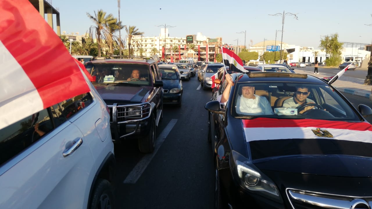 السوايسة يحتشدون بميدان اسماعيل يس للاحتفال بأعياد أكتوبر