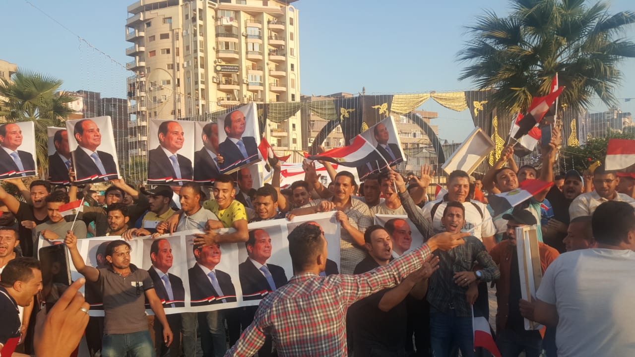  المئات ينزلون لشوارع دمنهور احتفالا بنصر أكتوبر ودعم السيسي