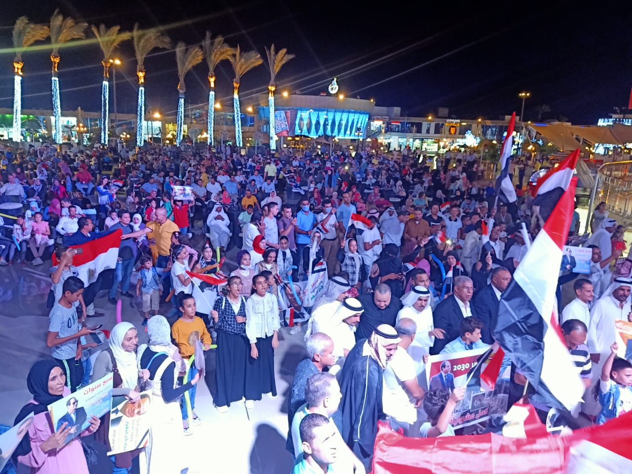لآلاف يحتفلون في ميدان سوهو بشرم الشيخ