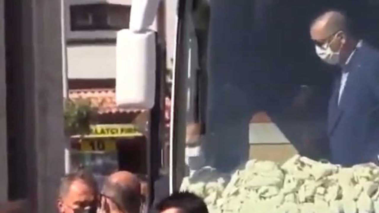 أردوغان يوزع الشاي على الأتراك