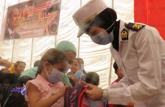 الداخلية تهدى حقائب مدرسية لطلبة المدارس