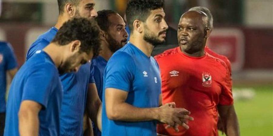 موسيماني مع  لاعبي الأهلي