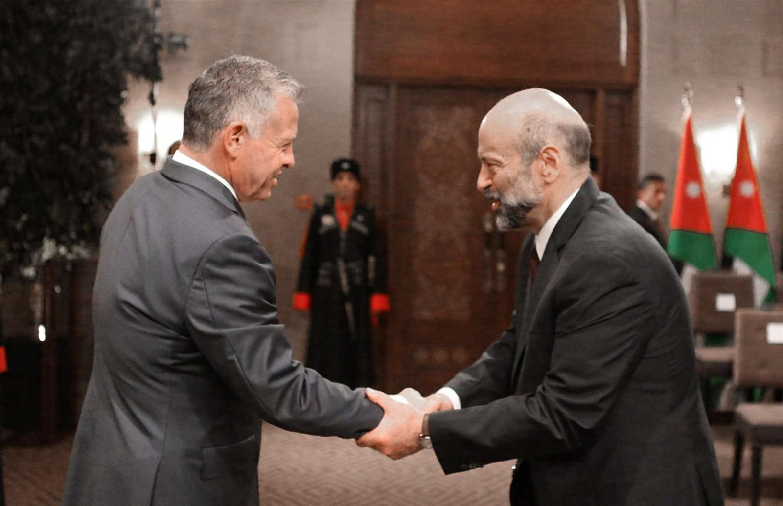  الرزاز يصافح الملك