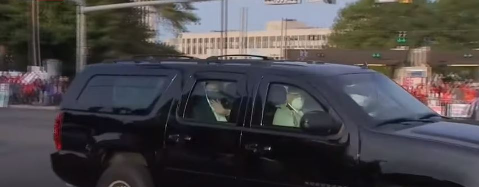 لحظة خروج ترامب من المستشفى