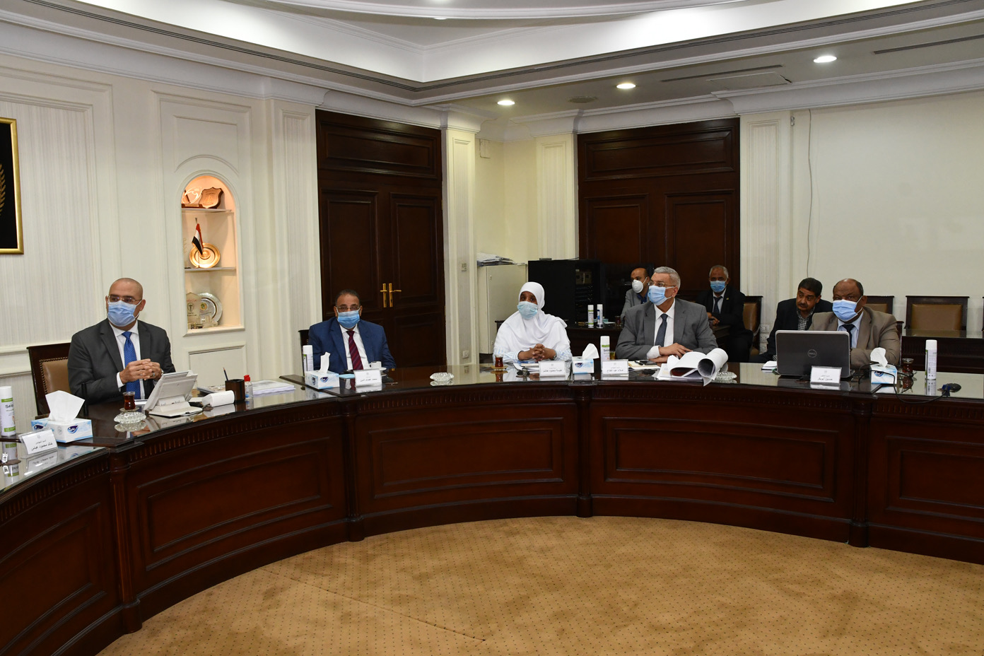 وزير الاسكان خلال الاجتماع