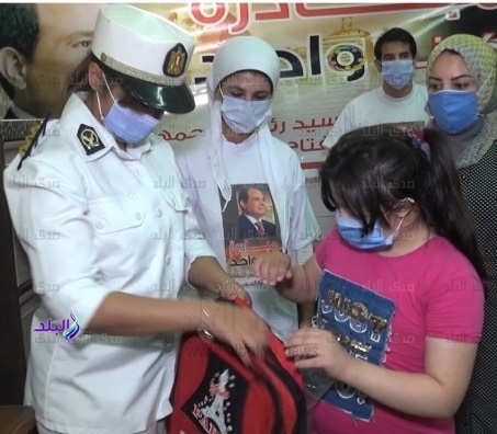 الداخلية تهدى حقائب مدرسية لطلبة المدارس