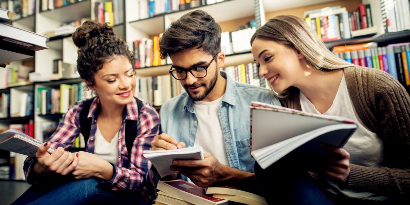طلاب جامعية طلاب جامعية